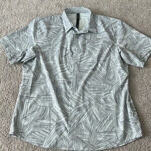 Lululemon Men’s Button Down Short Sleeve Tee